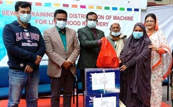 বরিশালে দুস্থ নারীদের মাঝে সেলাই মেশিন বিতরণ