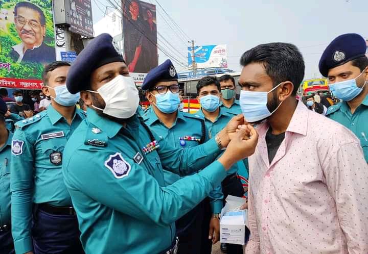 বরিশালে করোনা সংক্রমন রোধে ডিসি জাকির হোসেনের মাস্ক বিতরণ