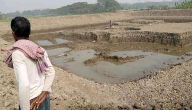 হিজলায় খাল বাধ দিয়ে মাছের ঘের নির্মাণ, বিপাকে কয়েক শত সাধারণ কৃষক