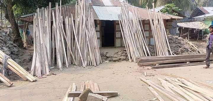 মেহেন্দিগঞ্জে জমি সংক্রান্ত বিরোধকে কেন্দ্র করে ইউপি সদস্য ও তার স্ত্রীকে জখম