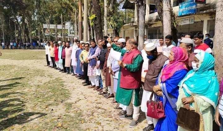 হিজলায় ইউপি সদস্যের উপর সন্ত্রাসী হামলা