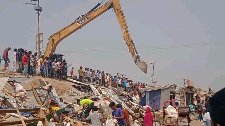 কুয়াকাটায় সওজের উদ্যোগে অবৈধ স্থাপনার উচ্ছেদ অভিযান।